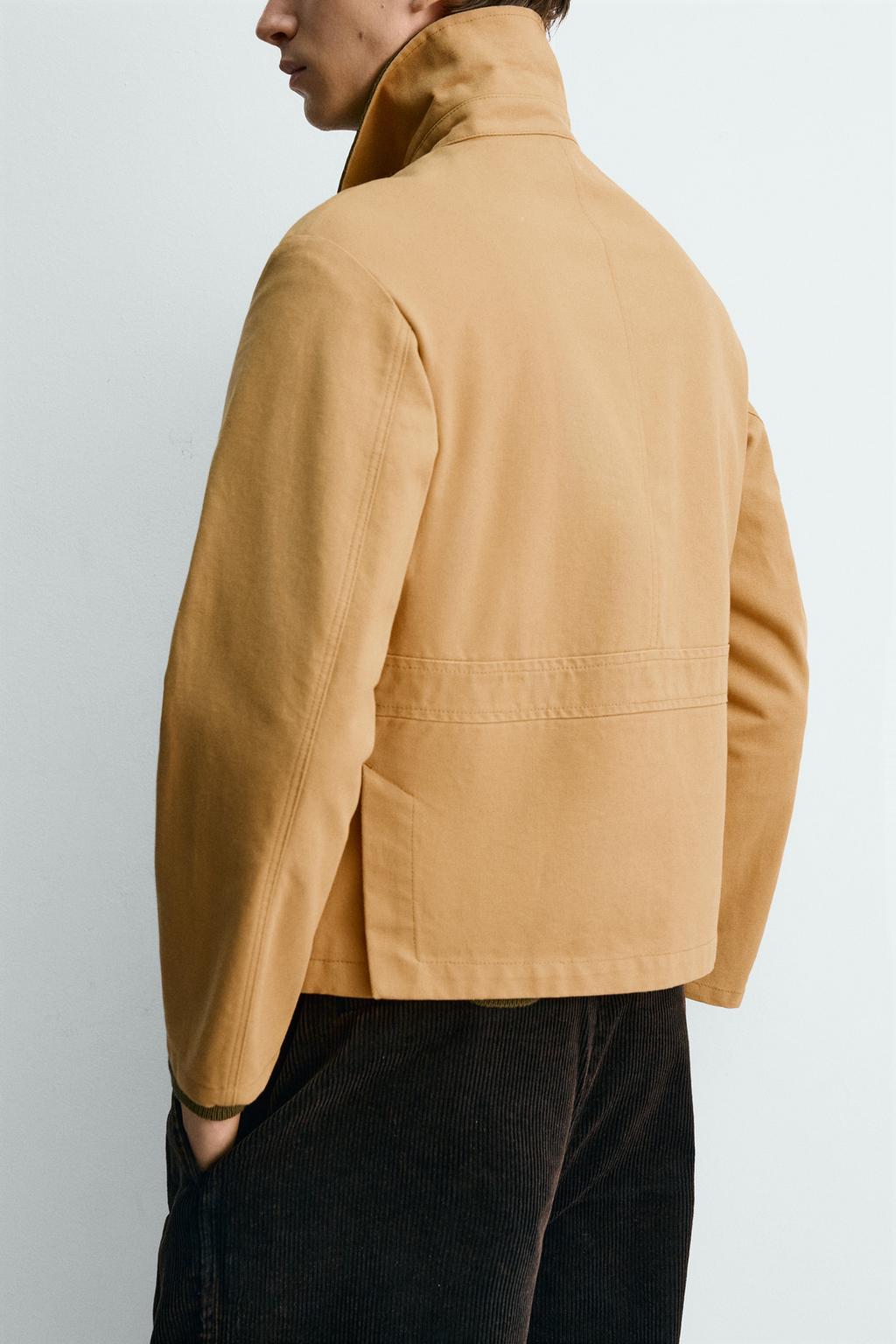 КУРТКА С КОНТРАСТНЫМ ВОРОТНИКОМ И АЛАМАРАМИ