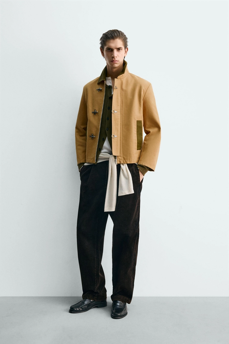 КУРТКА С КОНТРАСТНЫМ ВОРОТНИКОМ И АЛАМАРАМИ