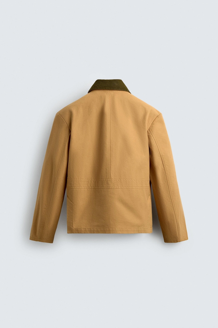 КУРТКА С КОНТРАСТНЫМ ВОРОТНИКОМ И АЛАМАРАМИ