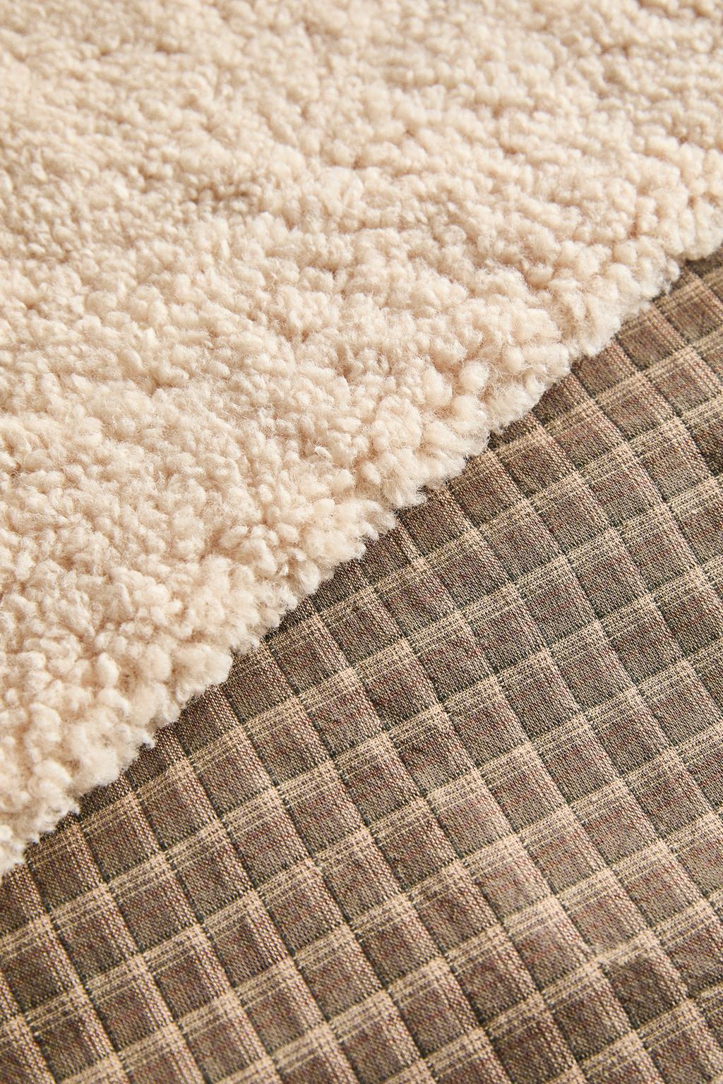 Плед для домашних животных в клетчатом дизайне