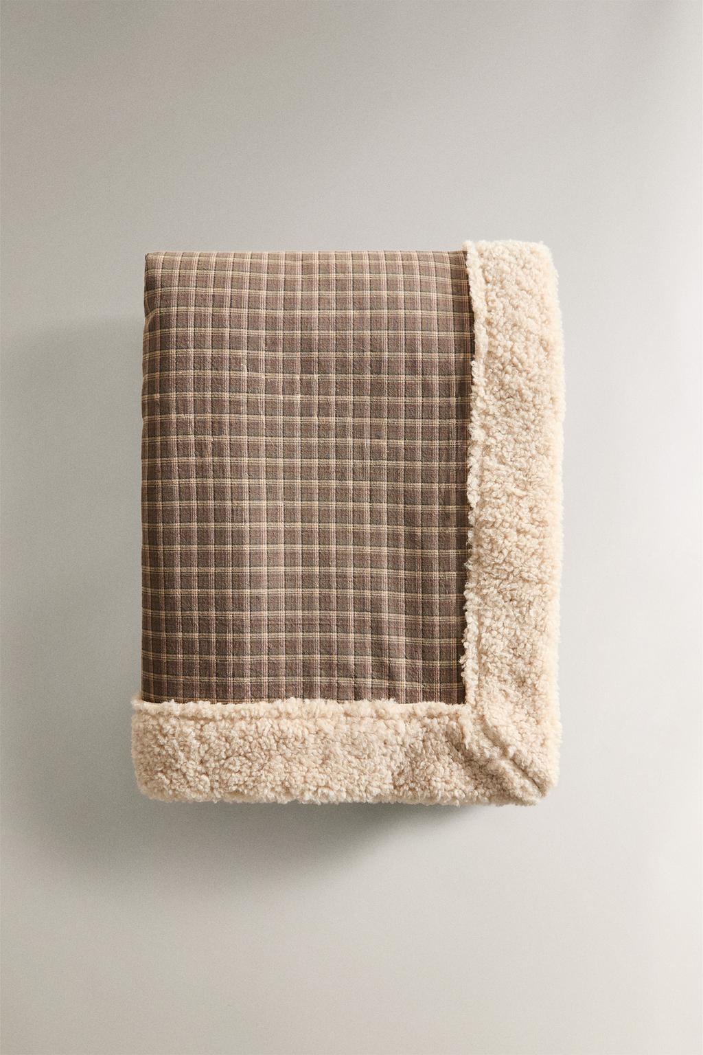 Плед для домашних животных в клетчатом дизайне