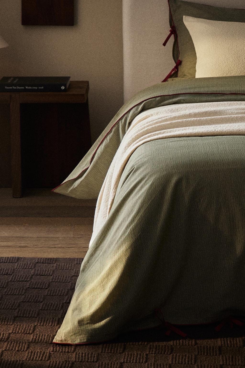 Покрывало с полосатым узловым швом