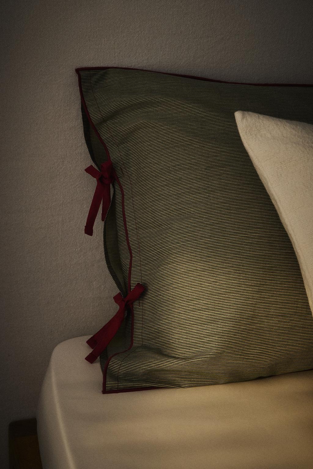 Наволочка с полосатым оверлоком