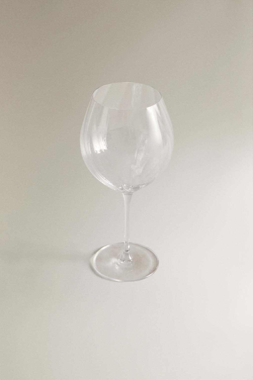 Бокал для вина с поднятым кристаллическим узором