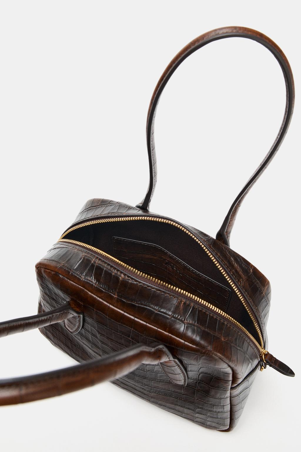 КОЖАНАЯ СУМКА-БОУЛИНГ С РЕЛЬЕФНЫМ УЗОРОМ