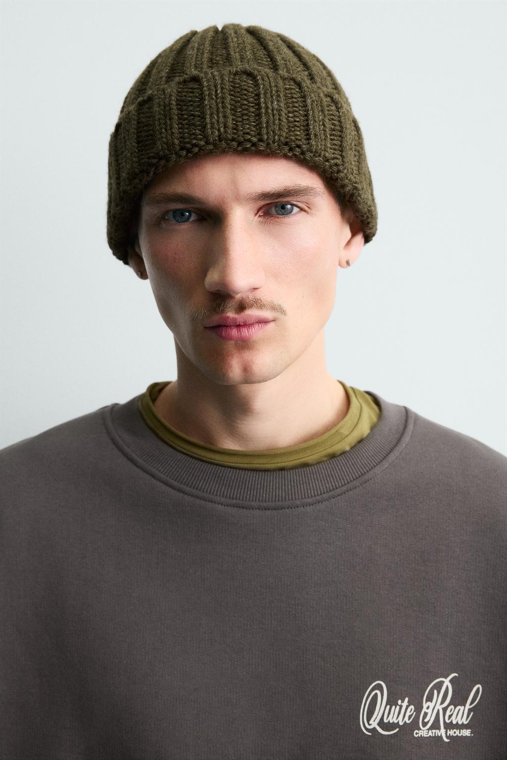 ТОЛСТОВКА С КРУГЛЫМ ВЫРЕЗОМ И ПРИНТОМ