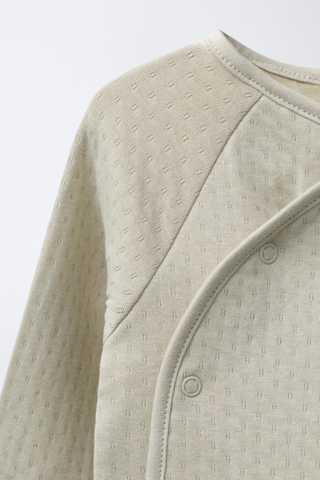 КОМПЛЕКТ ИЗ ФУТБОЛКИ И ЛЕГИНСОВ С РЕЛЬЕФНЫМ УЗОРОМ