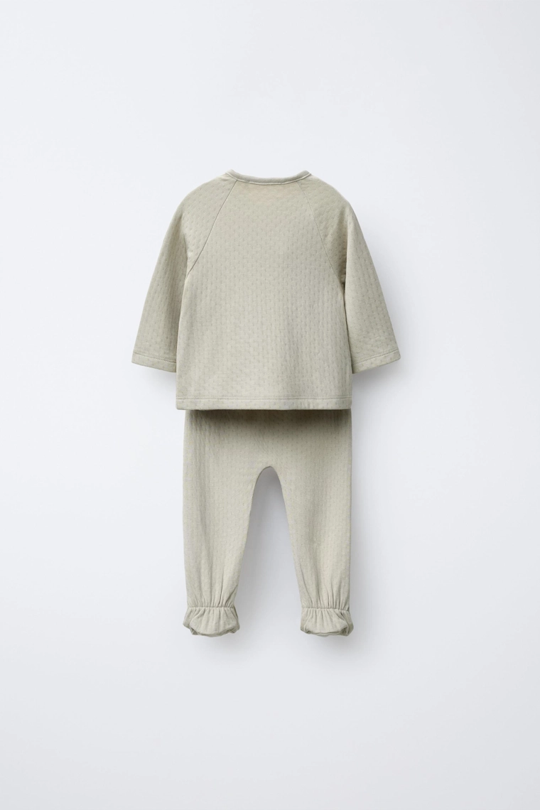 КОМПЛЕКТ ИЗ ФУТБОЛКИ И ЛЕГИНСОВ С РЕЛЬЕФНЫМ УЗОРОМ