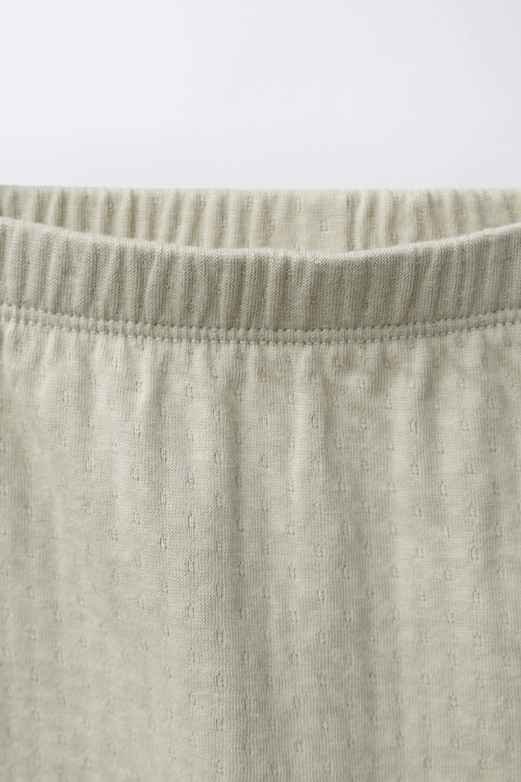 КОМПЛЕКТ ИЗ ФУТБОЛКИ И ЛЕГИНСОВ С РЕЛЬЕФНЫМ УЗОРОМ