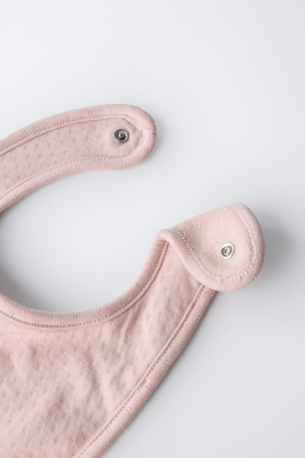 КОМПЛЕКТ ИЗ ШАПКИ И НАГРУДНИКА РЕЛЬЕФНОЙ ВЯЗКИ