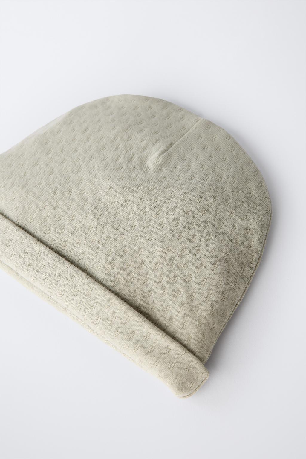 КОМПЛЕКТ ИЗ ШАПКИ И НАГРУДНИКА С РЕЛЬЕФНЫМ УЗОРОМ