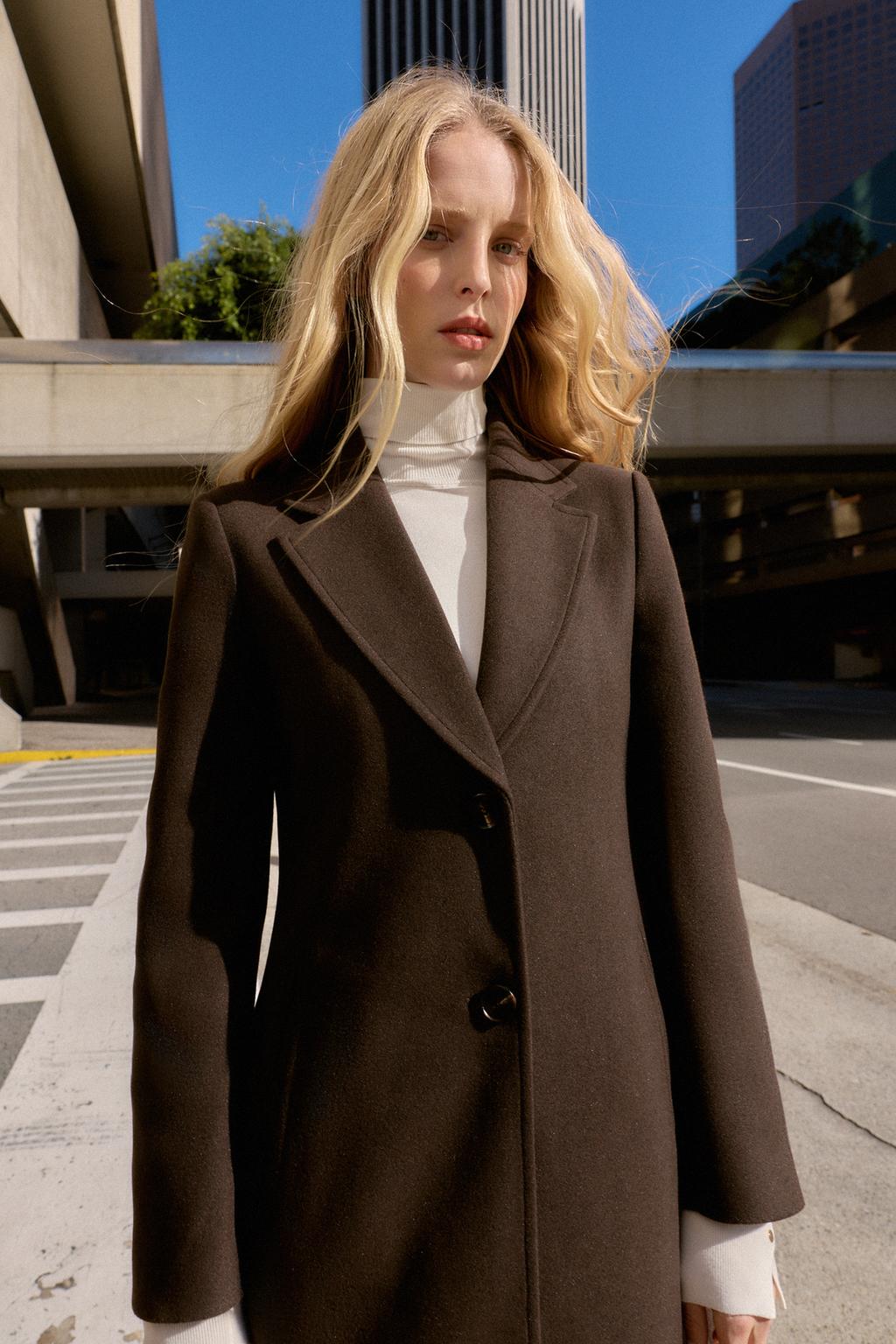 ПАЛЬТО ИЗ МЯГКОЙ ТКАНИ С ПОДПЛЕЧНИКАМИ