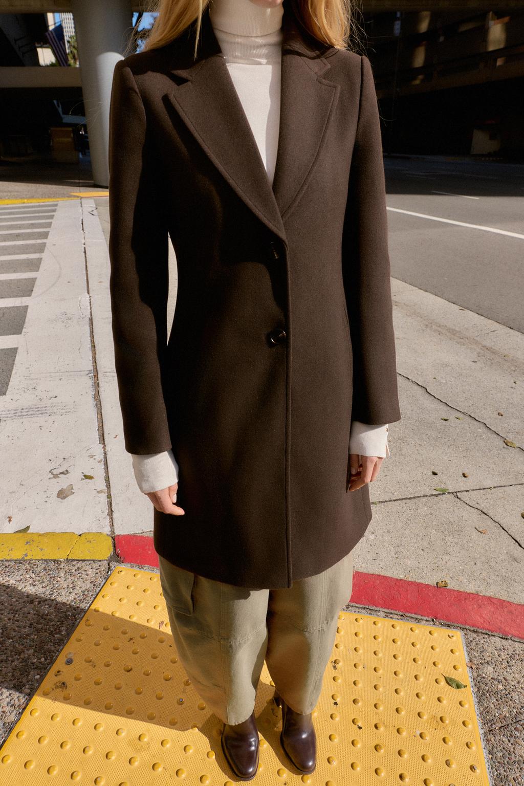 ПАЛЬТО ИЗ МЯГКОЙ ТКАНИ С ПОДПЛЕЧНИКАМИ