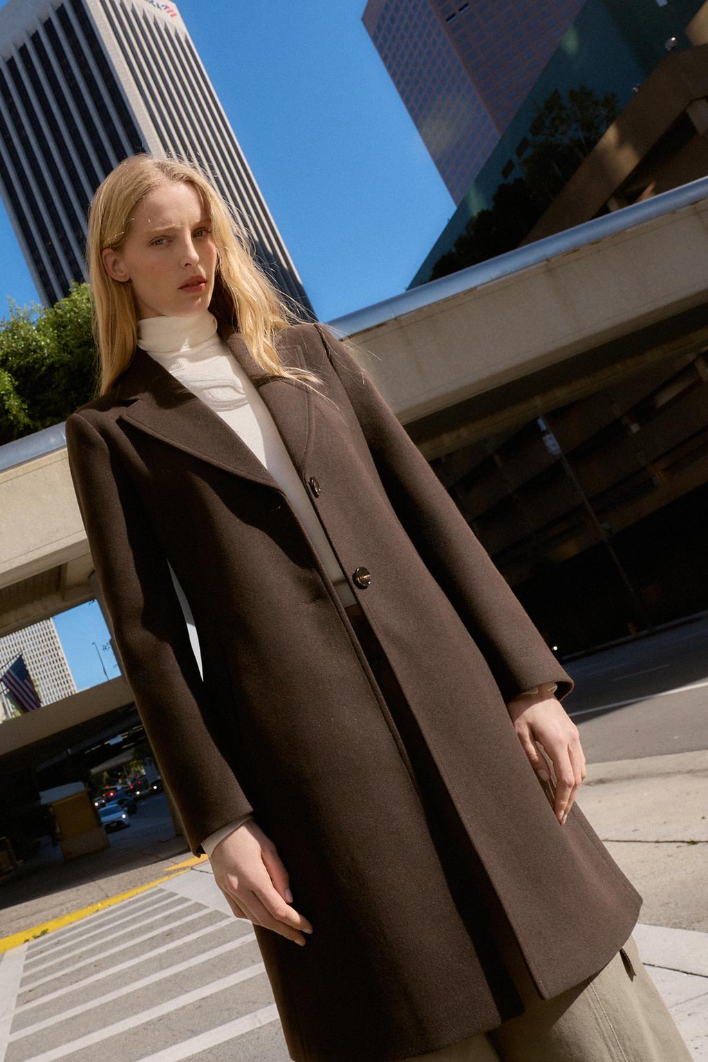 ПАЛЬТО ИЗ МЯГКОЙ ТКАНИ С ПОДПЛЕЧНИКАМИ