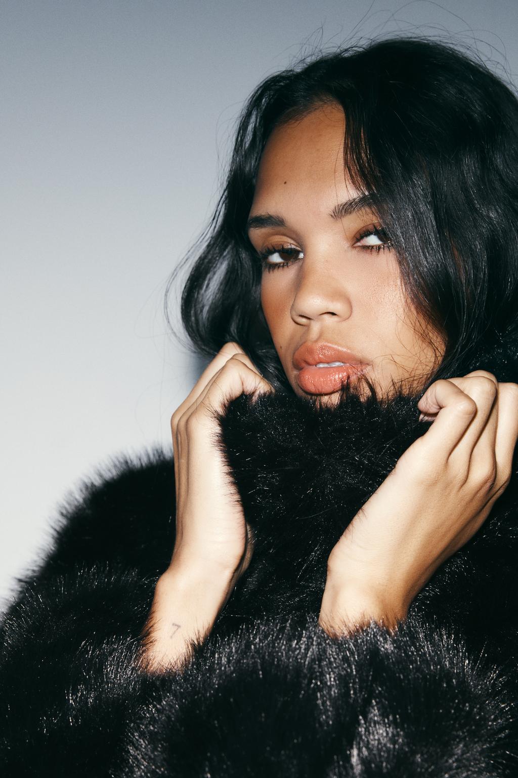 КОРОТКОЕ ПАЛЬТО ИЗ ИСКУССТВЕННОГО МЕХА