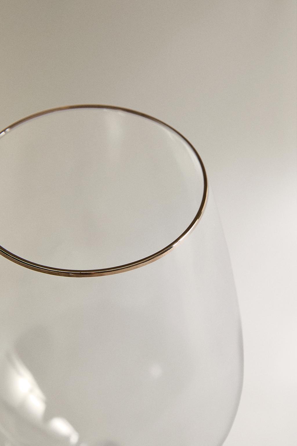 Винный бокал с золотым краем