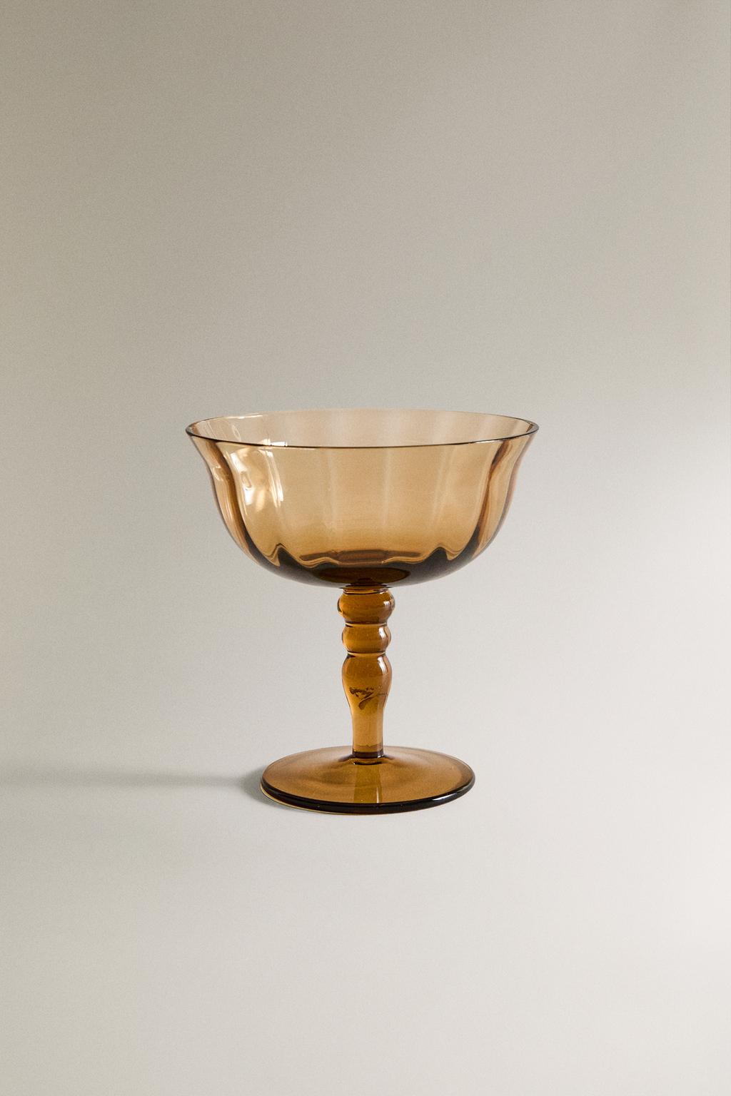 Бокал с изогнутым дизайном