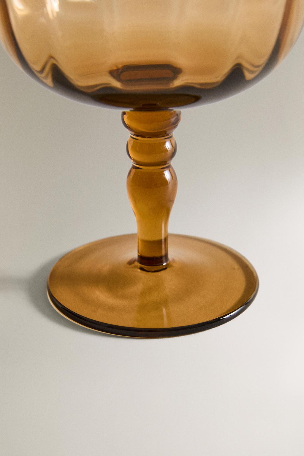 Бокал с изогнутым дизайном