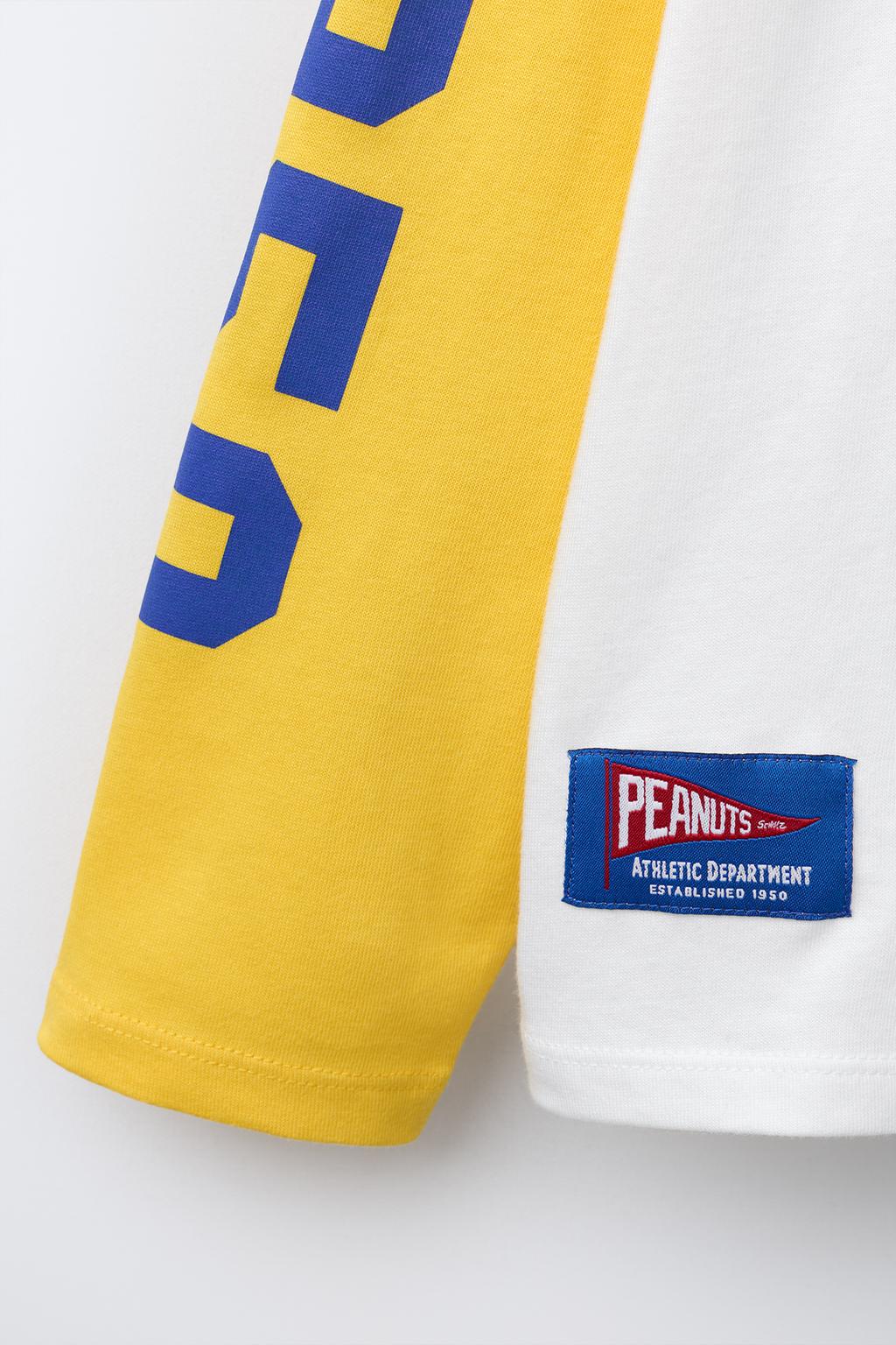 ФУТБОЛКА SNOOPY PEANUTS™ С КОНТРАСТНЫМИ ЭЛЕМЕНТАМИ