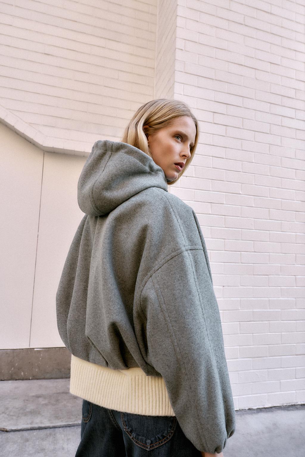 БОМБЕР ОВЕРСАЙЗ С КАПЮШОНОМ ИЗ МЯГКОЙ ТКАНИ