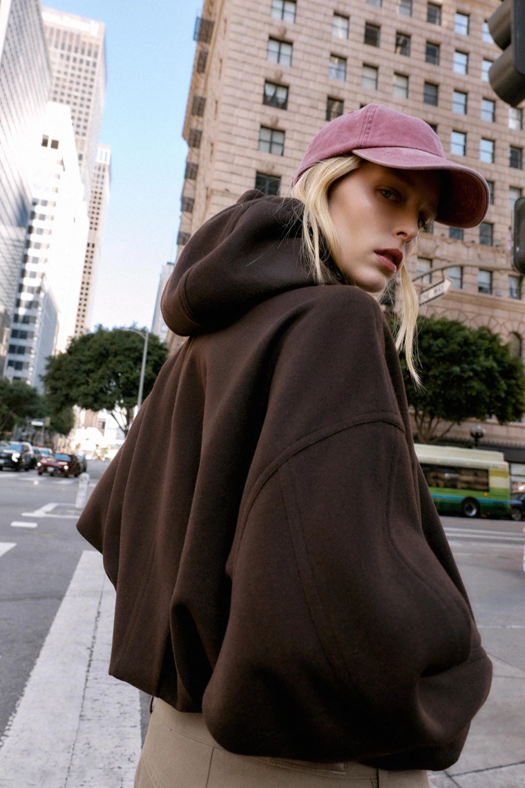 БОМБЕР ОВЕРСАЙЗ С КАПЮШОНОМ ИЗ МЯГКОЙ ТКАНИ