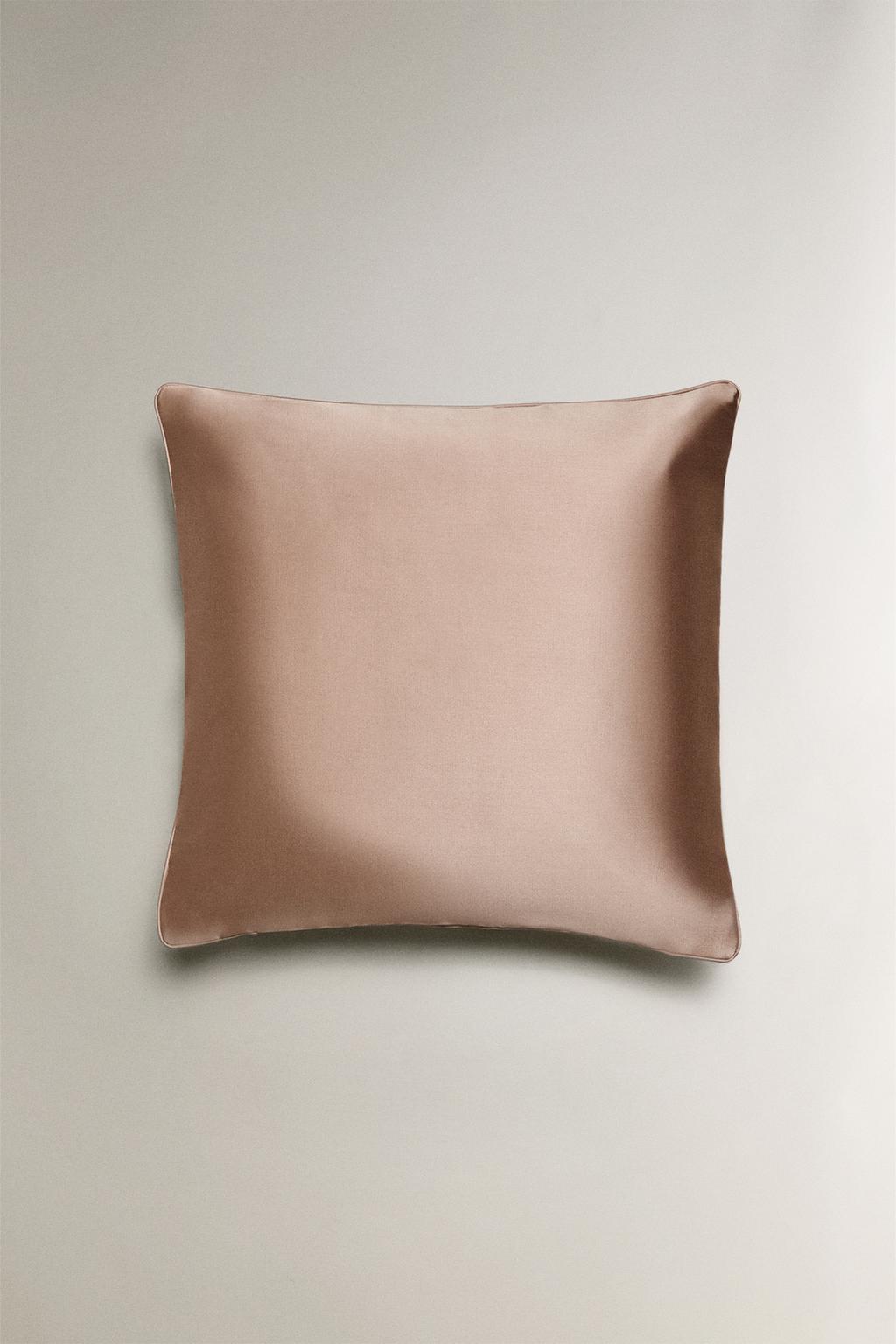 Чехол для подушки из атласа