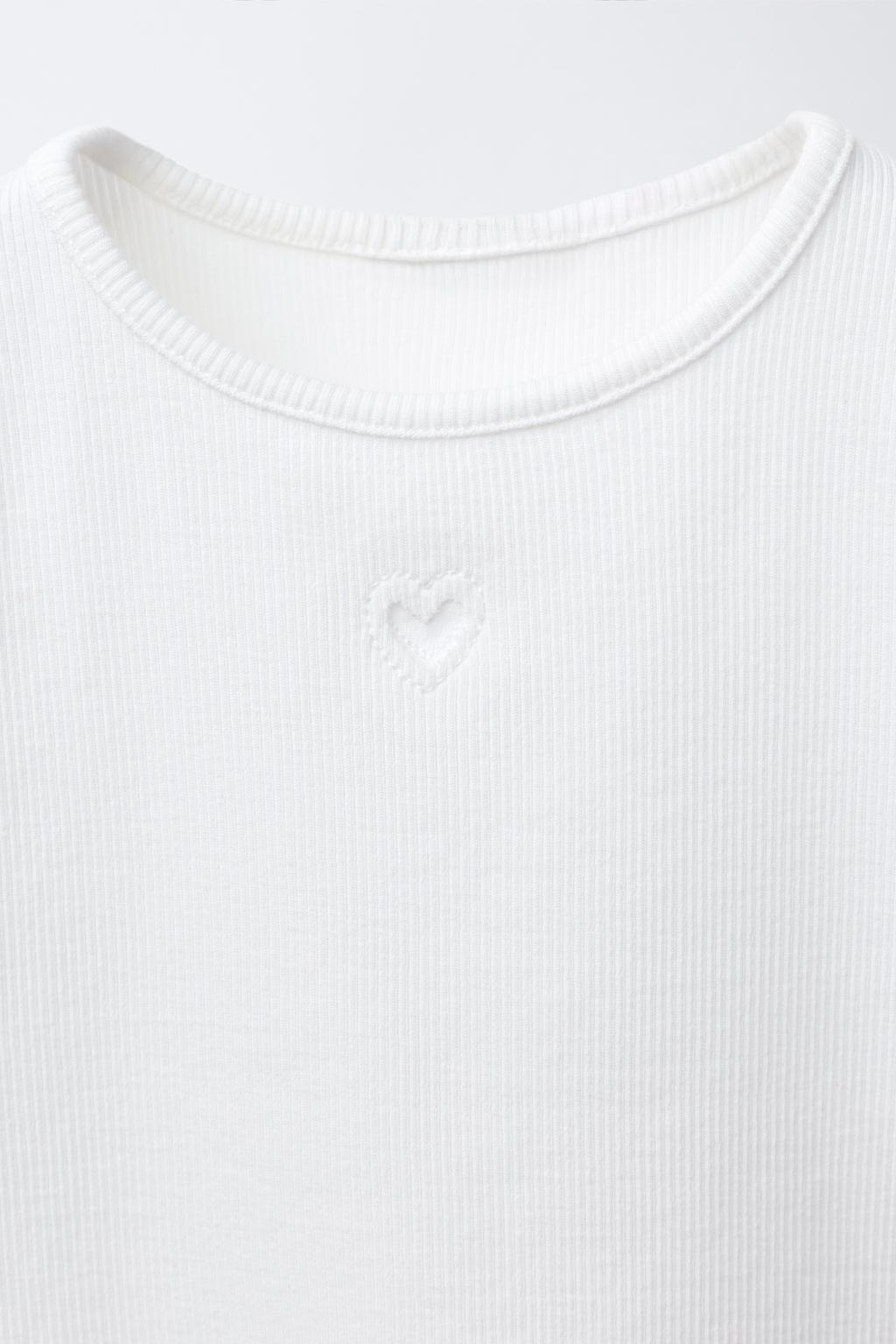 ФУТБОЛКА В РУБЧИК С ВЫРЕЗОМ «СЕРДЦЕ»