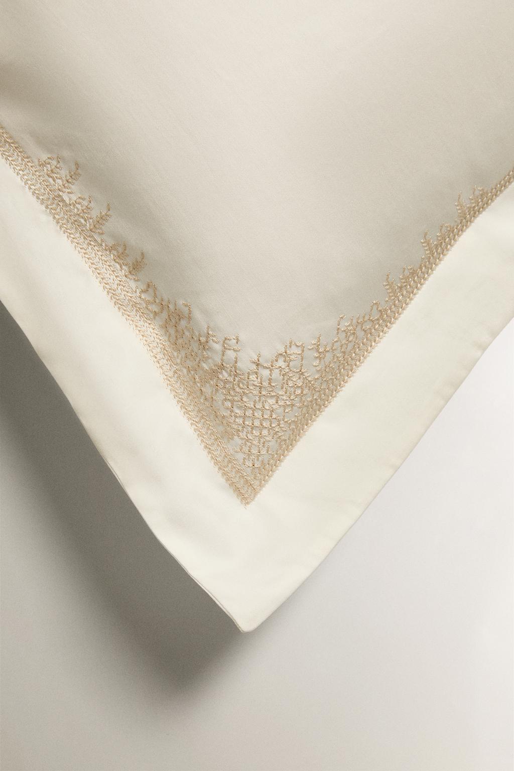 Наволочка из сатина с вышивкой