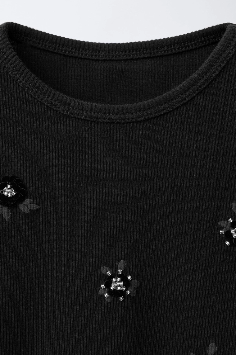 ФУТБОЛКА В РУБЧИК С ЦВЕТАМИ И БУСИНАМИ