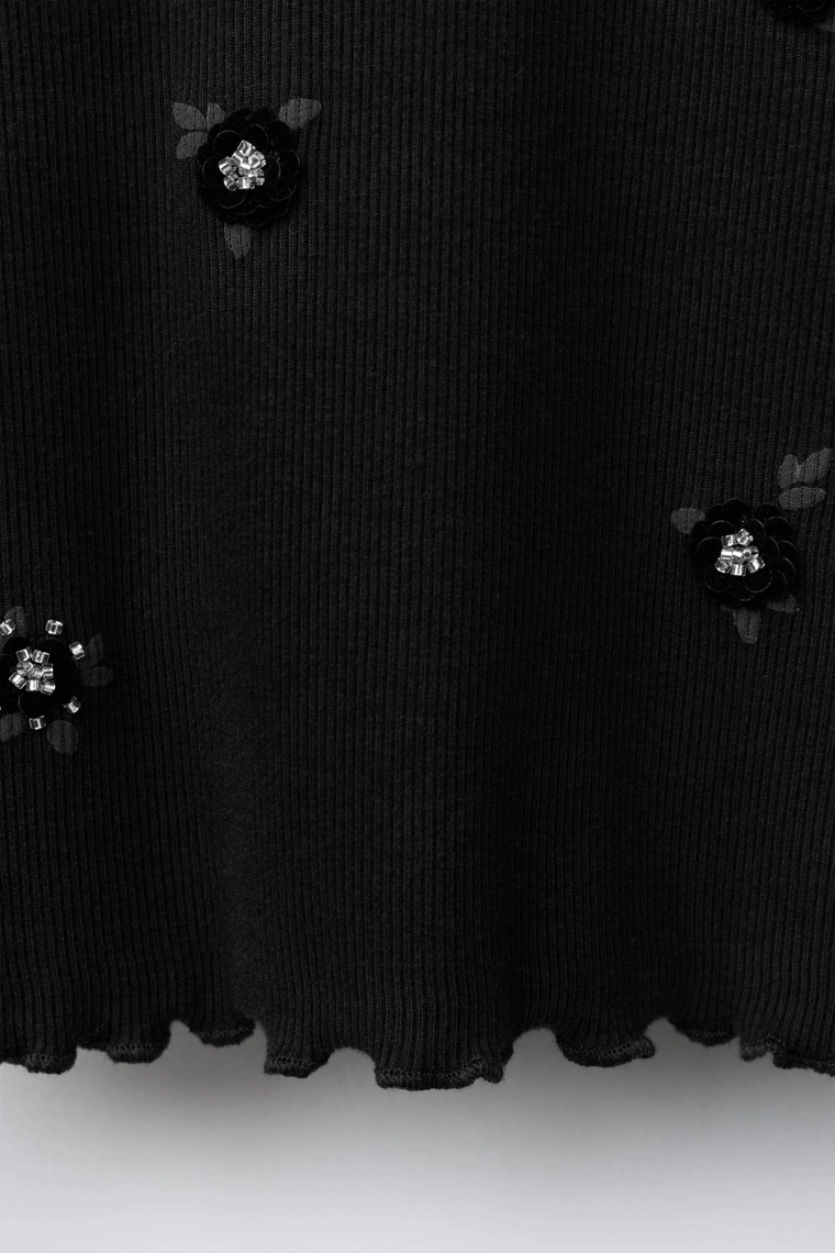 ФУТБОЛКА В РУБЧИК С ЦВЕТАМИ И БУСИНАМИ