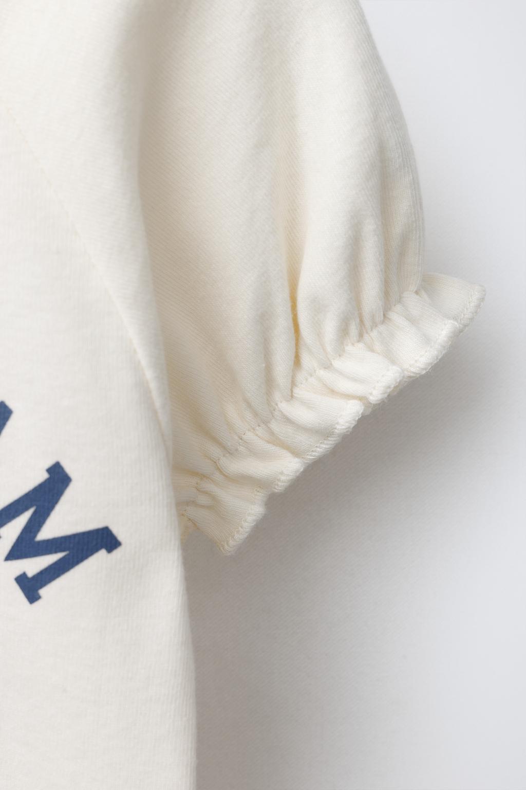 ФУТБОЛКА С ОБЪЕМНЫМИ РУКАВАМИ И НАДПИСЬЮ