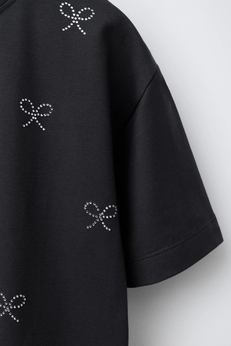 МАЙКА BOXY FIT СО СТРАЗАМИ И БАНТАМИ