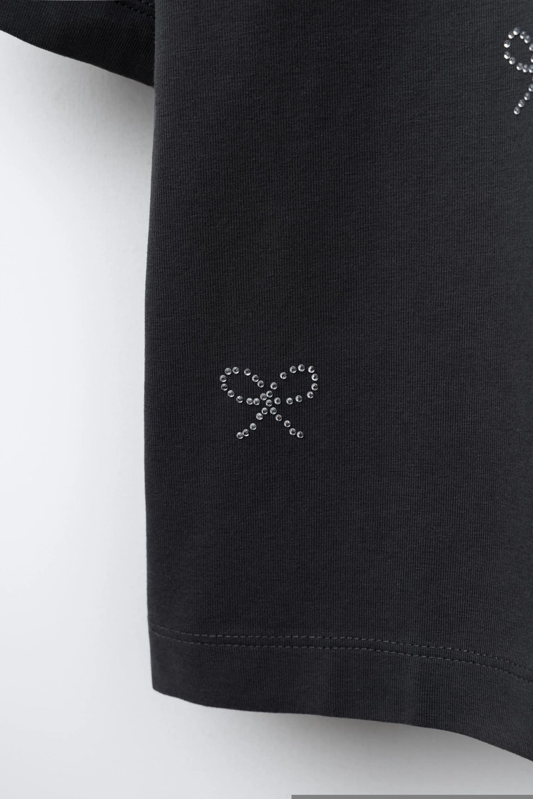 МАЙКА BOXY FIT СО СТРАЗАМИ И БАНТАМИ