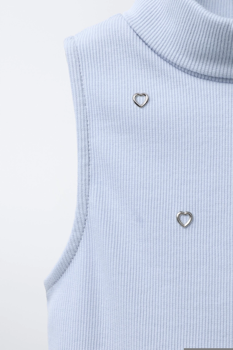 ТОП В РУБЧИК С ВОРОТНИКОМ-СТОЙКОЙ И ЗАКЛЕПКАМИ В ВИДЕ СЕРДЕЦ