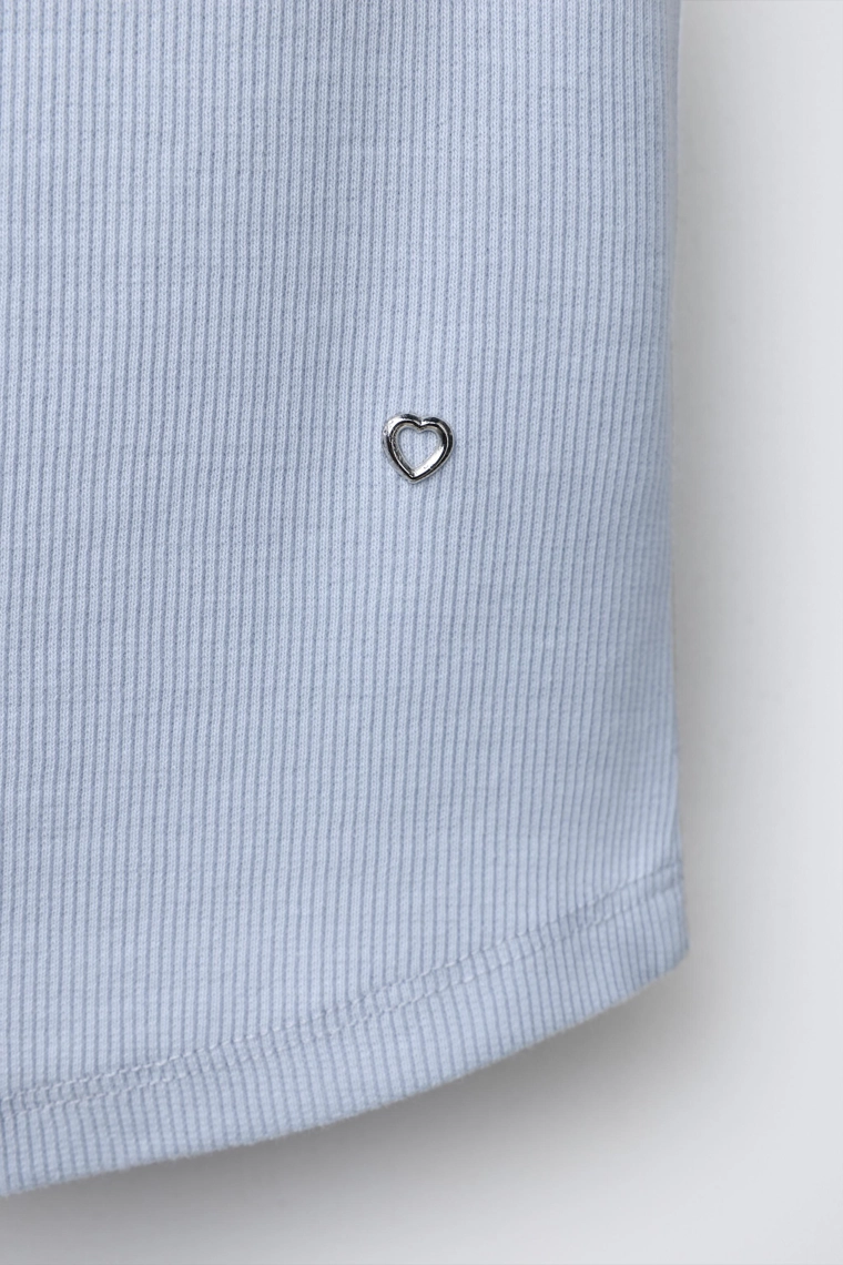 ТОП В РУБЧИК С ВОРОТНИКОМ-СТОЙКОЙ И ЗАКЛЕПКАМИ В ВИДЕ СЕРДЕЦ