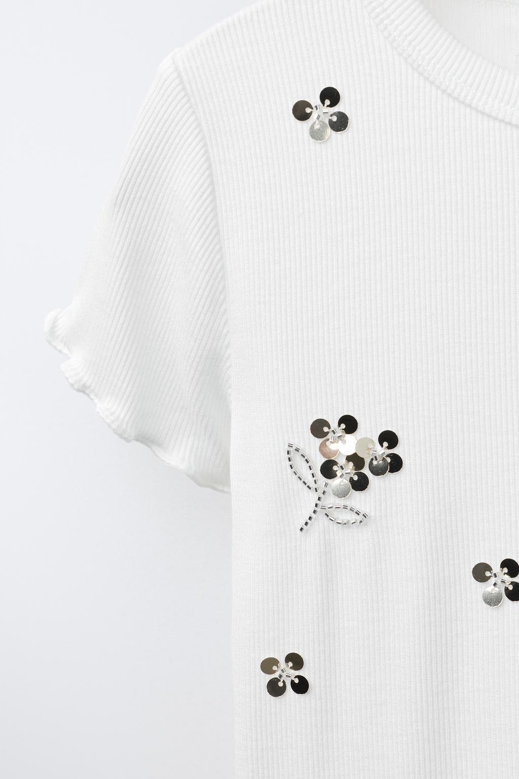 Футболка с пайетками и листьями