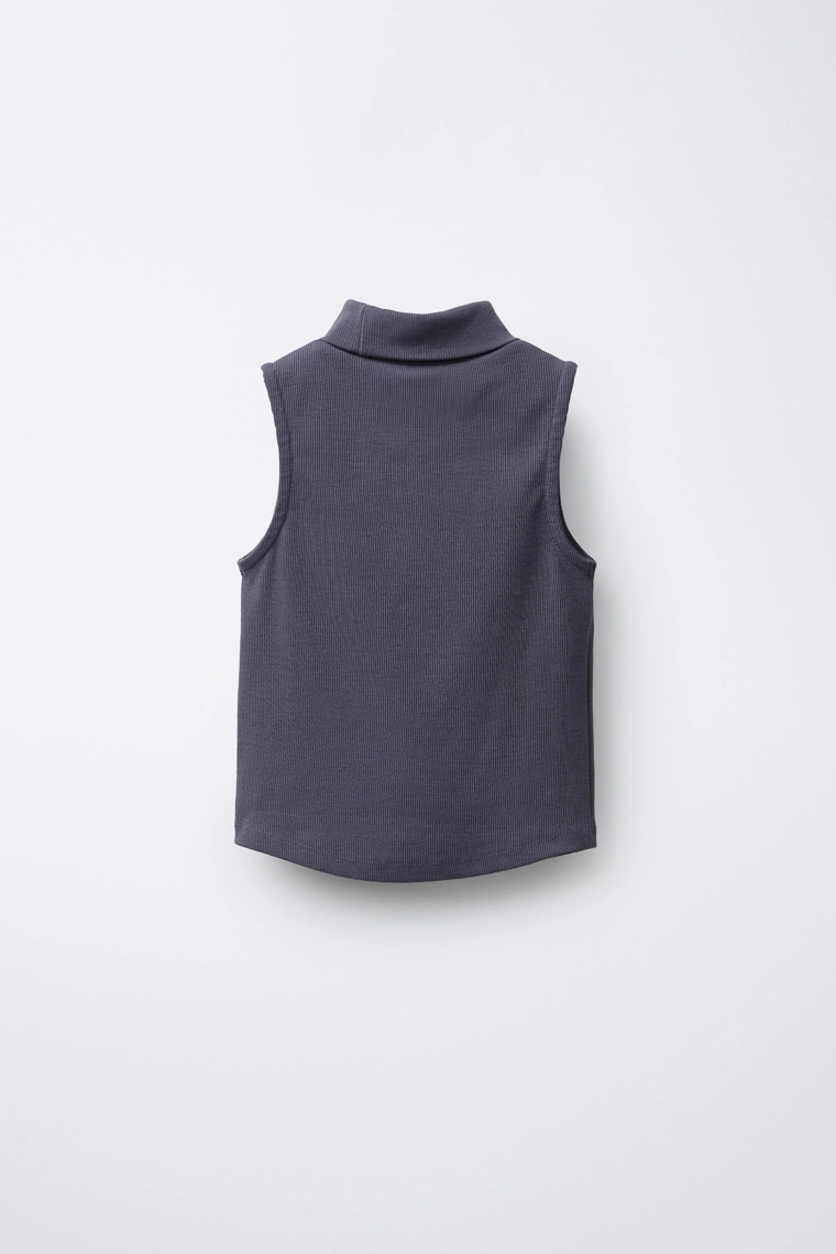 ТОП В РУБЧИК С ВОРОТНИКОМ-СТОЙКОЙ И ЗАКЛЕПКАМИ