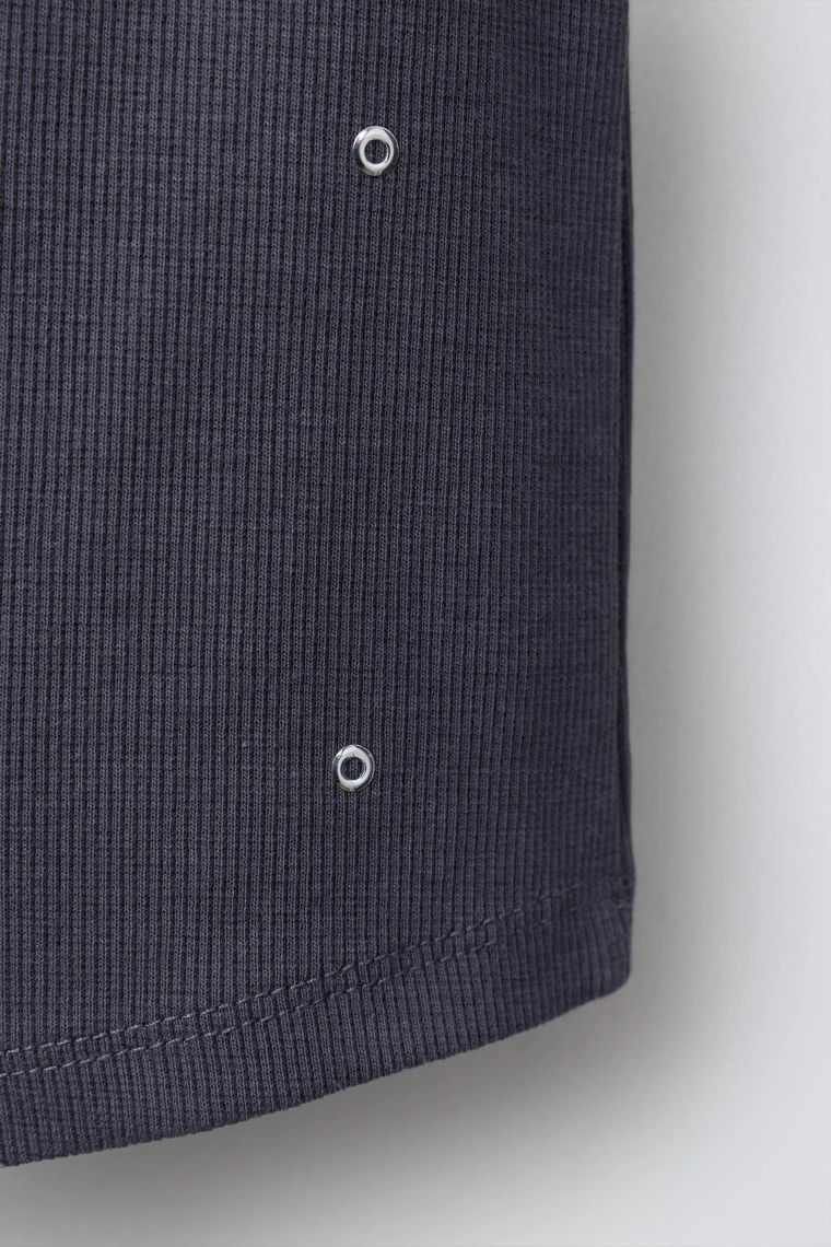 ТОП В РУБЧИК С ВОРОТНИКОМ-СТОЙКОЙ И ЗАКЛЕПКАМИ