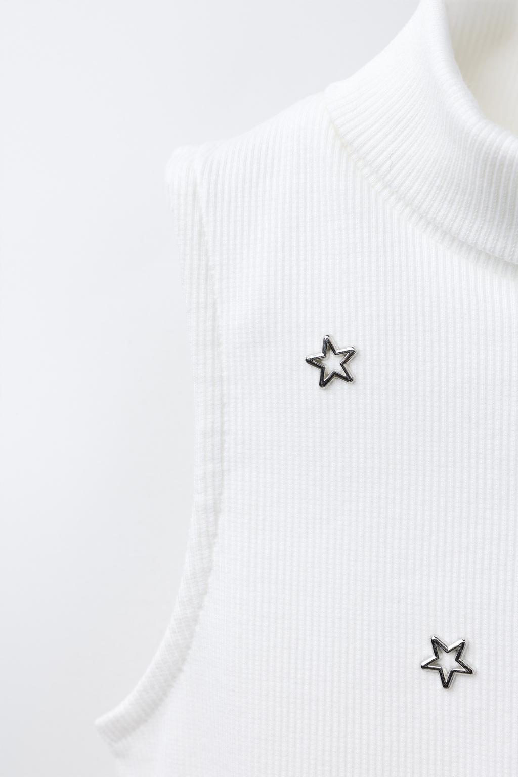 ТОП В РУБЧИК С ВОРОТНИКОМ-СТОЙКОЙ И ЗАКЛЕПКАМИ «ЗВЕЗДЫ»