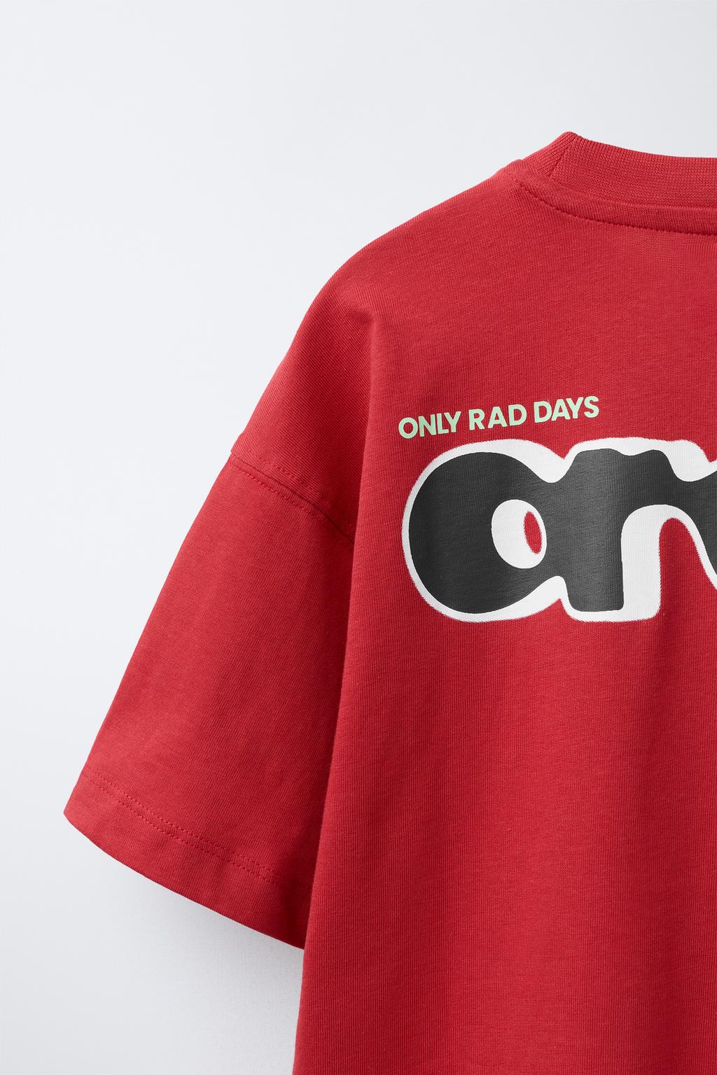 ФУТБОЛКА С РЕЛЬЕФНЫМ ТЕКСТОВЫМ ПРИНТОМ