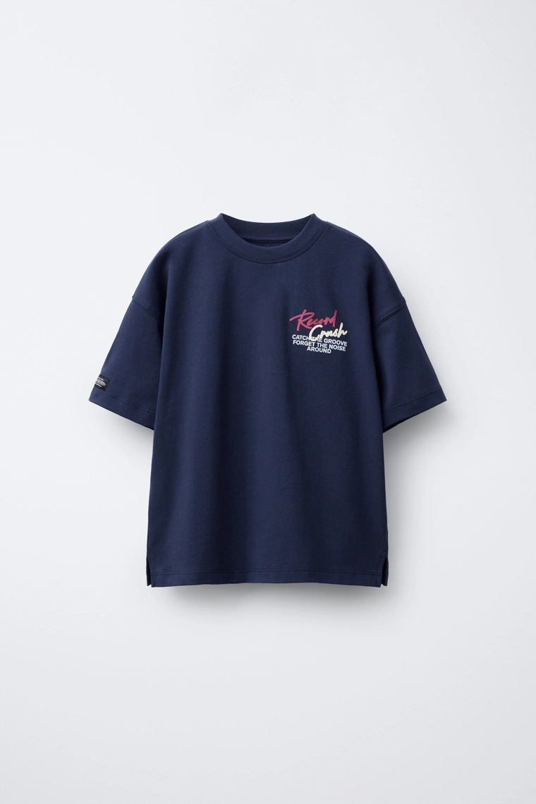 ФУТБОЛКА С РЕЛЬЕФНЫМ ПРИНТОМ