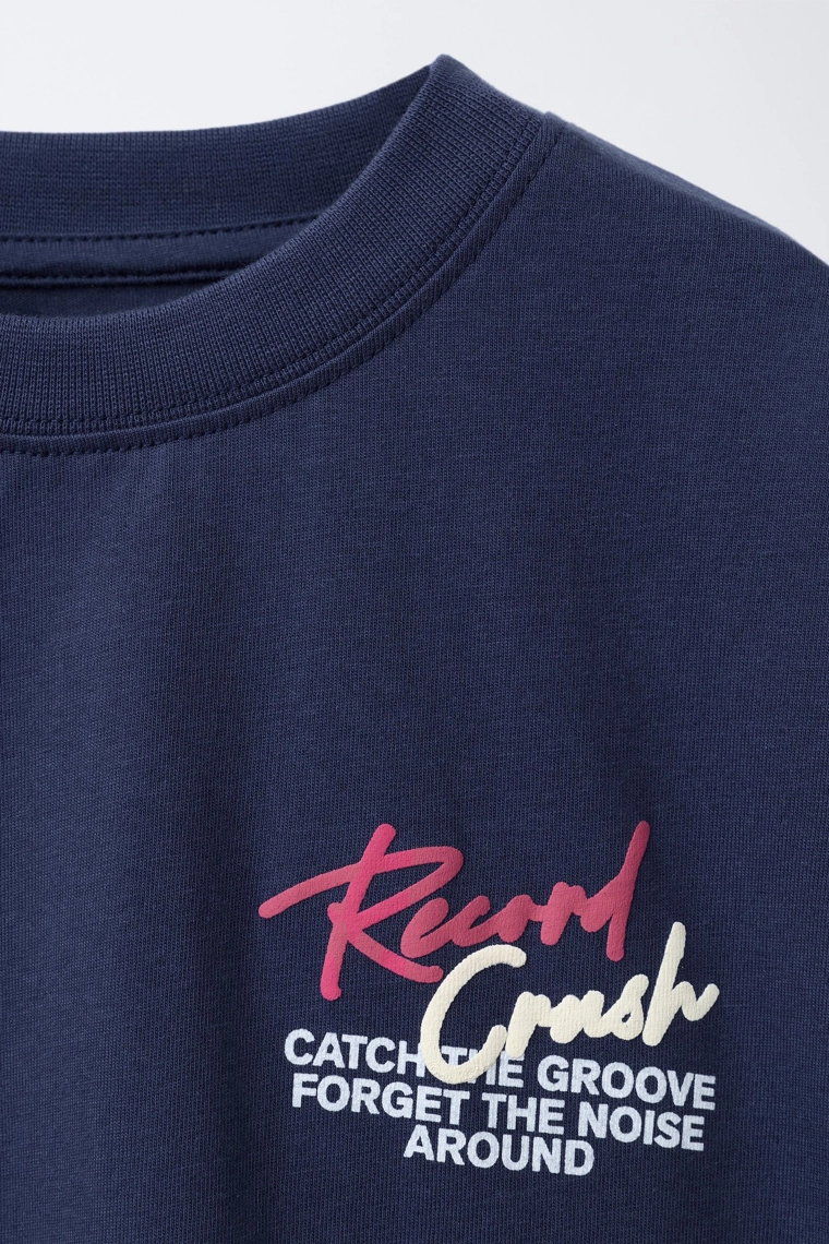 ФУТБОЛКА С РЕЛЬЕФНЫМ ПРИНТОМ