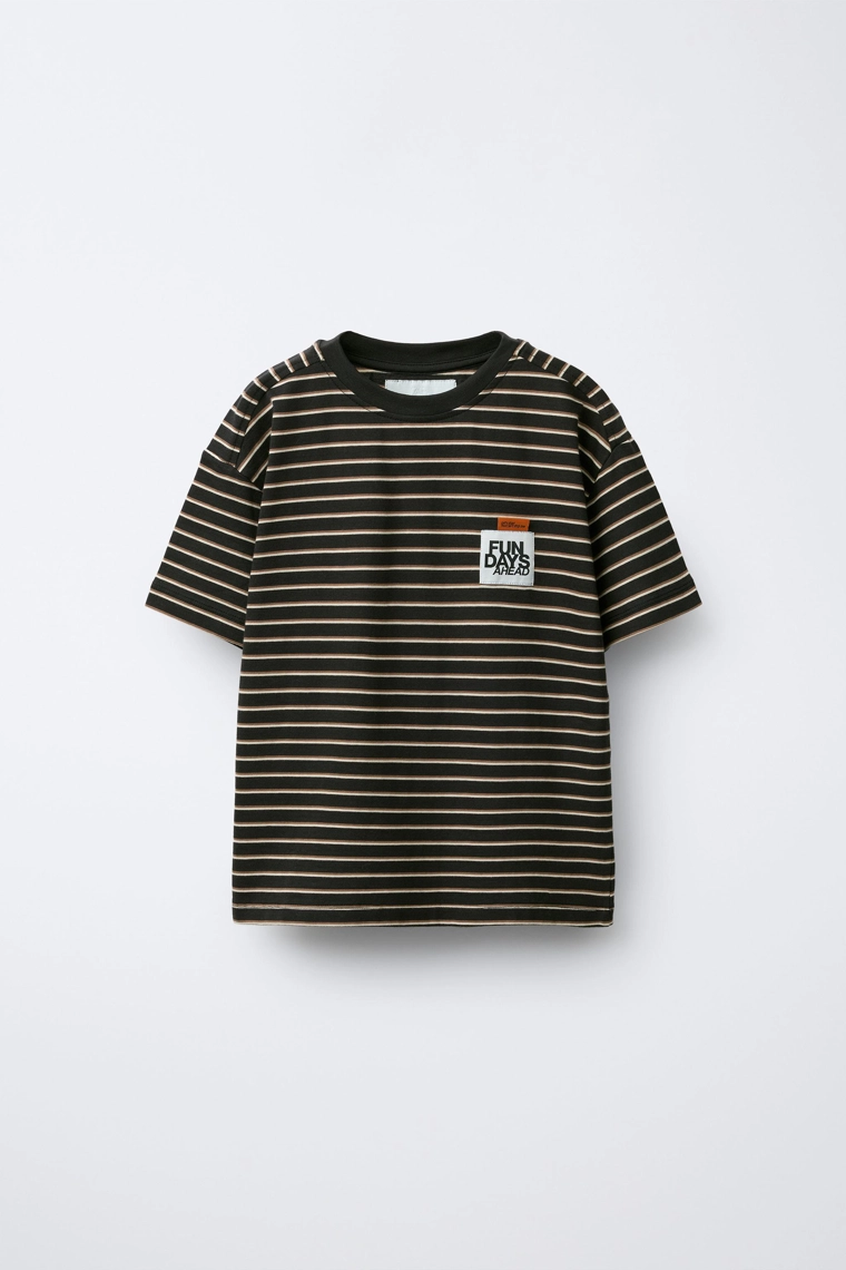 ФУТБОЛКА В ПОЛОСКУ С НАШИВКОЙ