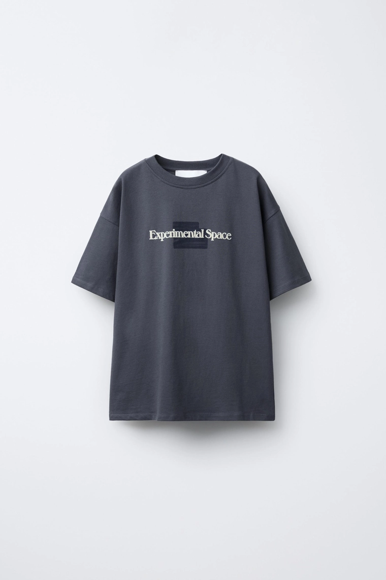 ФУТБОЛКА С РЕЛЬЕФНОЙ НАДПИСЬЮ