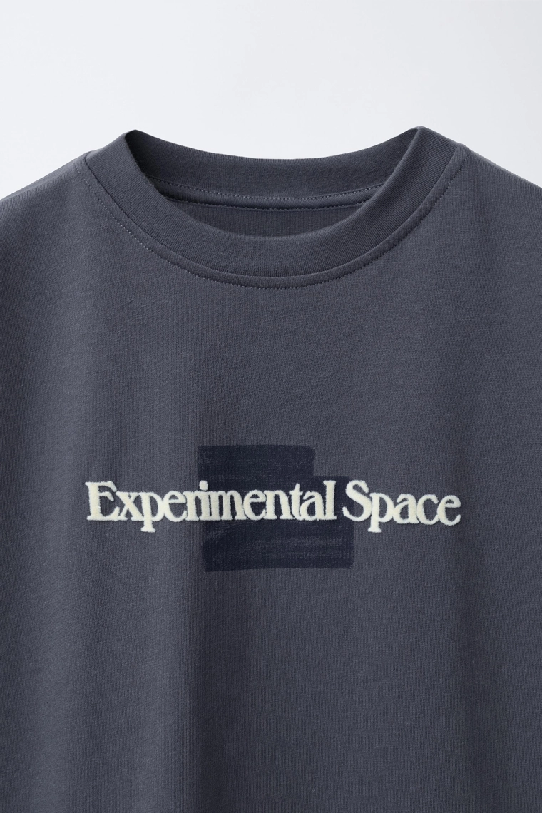 ФУТБОЛКА С РЕЛЬЕФНОЙ НАДПИСЬЮ