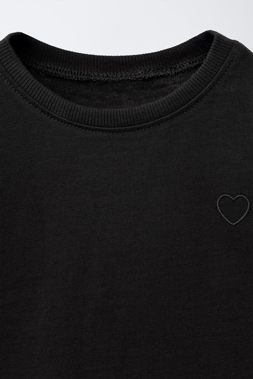 БАЗОВАЯ ФУТБОЛКА С ВЫШИТЫМ СЕРДЦЕМ