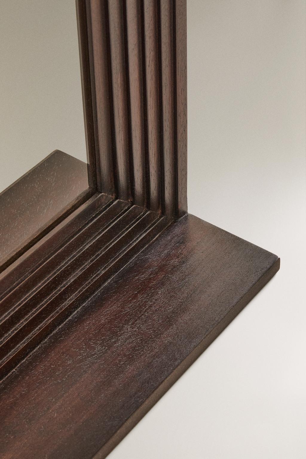 Деревянное настенное зеркало