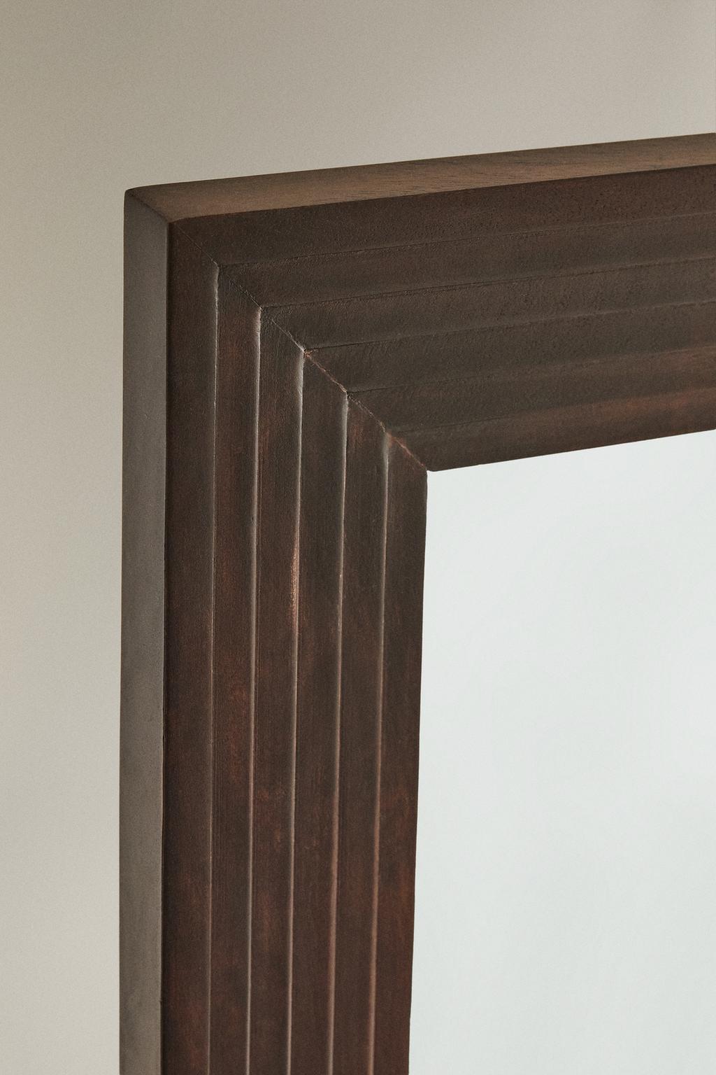 Деревянное настенное зеркало