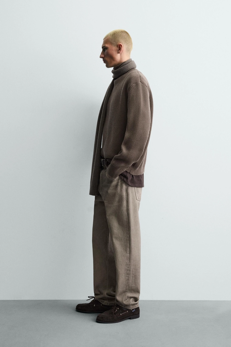 СВИТЕР ИЗ РЕЛЬЕФНОЙ ТКАНИ С ВОРОТНИКОМ-СТОЙКОЙ