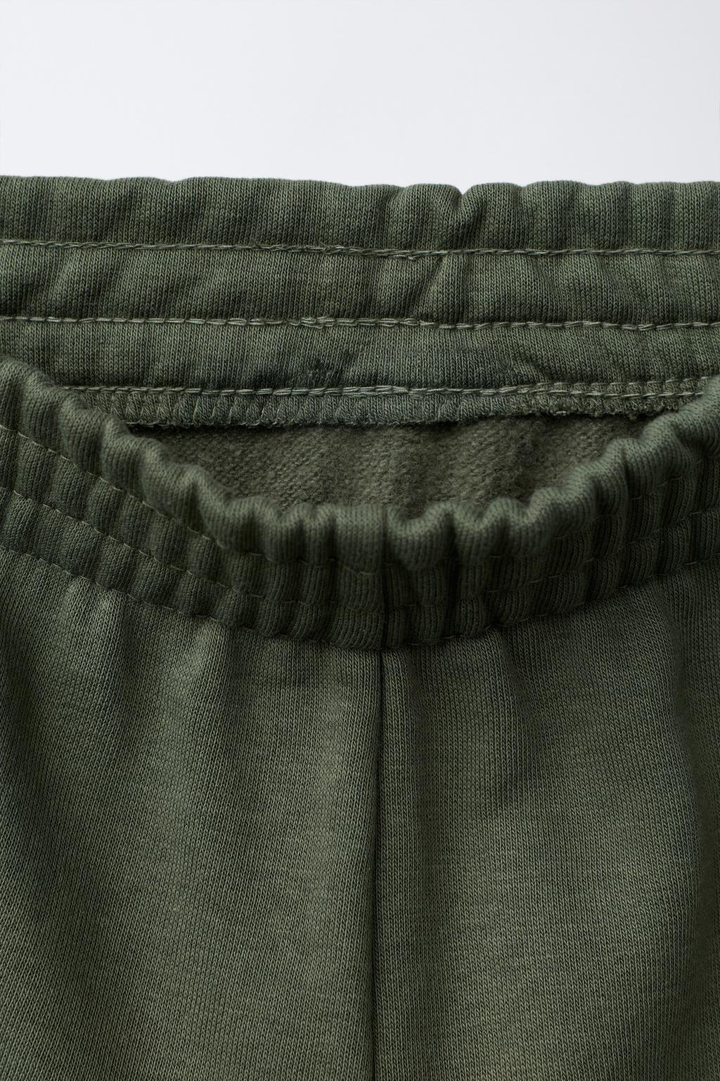 БРЮКИ-ДЖОГГЕРЫ ИЗ МЯГКОЙ ТКАНИ С НАДПИСЬЮ